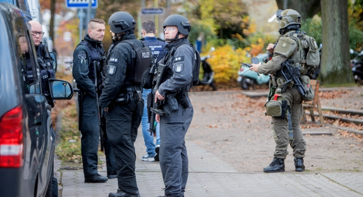 Policia gjermane qëlloi për vdekje një sulmues në një zonë tifozësh në Hamburg