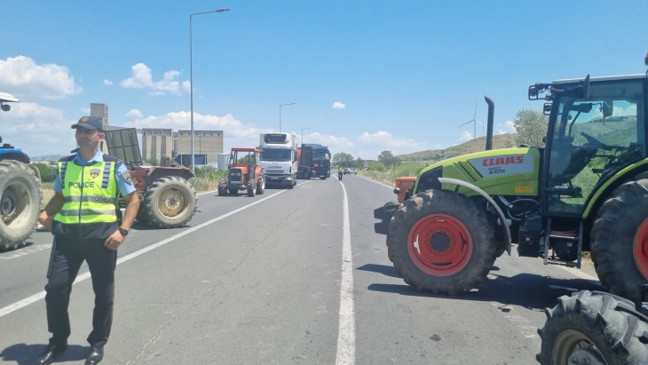 Земјоделците од Светиниколско го блокираа експресниот пат Штип - Велес