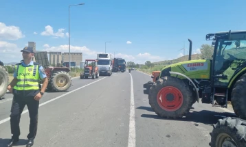 Земјоделците од Светиниколско го блокираа експресниот пат Штип - Велес