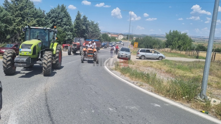 Земјоделците од Овчеполскиот регион со блокада на експресниот пат Штип-Велес го изразија револтот поради проблемот со наводнување на нивите