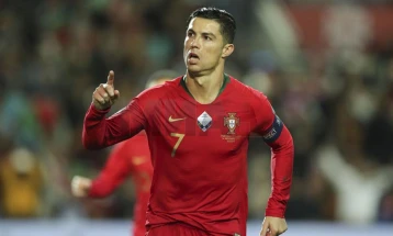 Ronaldo u drejtohet në mënyrë speciale tifozëve para duelit me Çekinë