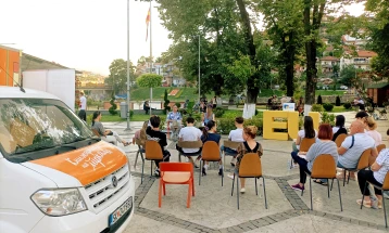 Промоција на двајца млади автори и книжарница на тркала во Крива Паланка 