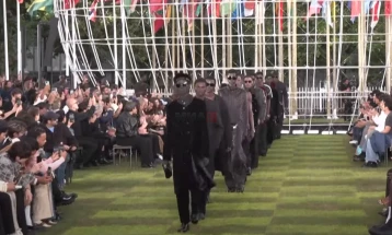 Модна ревија на „Луј Витон“ во седиштето на УНЕСКО во Париз