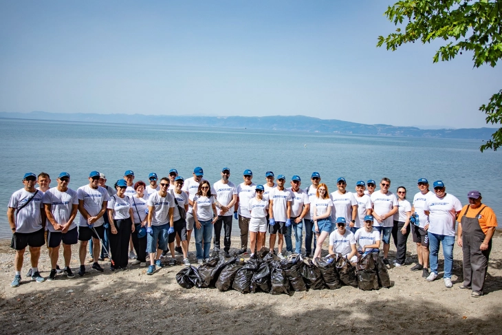 Вработени од Охридскиот аеродром го чистеа брегот на Охридското Езеро