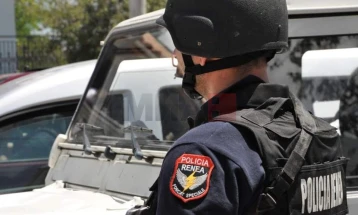 Arrestohet shtetasi nga Kosova në aeroportin e Tiranës pasi tentoi të kontrabandonte armë dhe municione