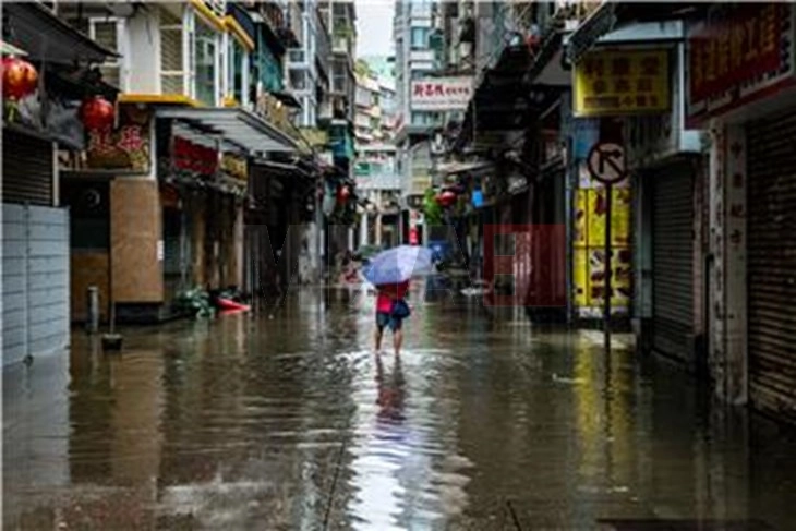 Të paktën 47 persona humbën jetën në përmbytjet në jug të Kinës
