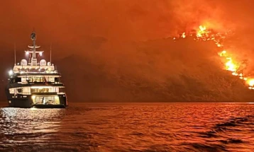 Од огномет и пиротехнички средства од јахта, предизвикан пожар на грчкиот остров Идра