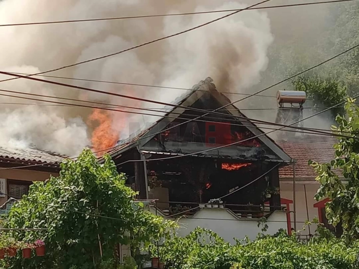 Në një zjarr në Strumicë u dogjën dy shtëpi, dy persona janë lënduar