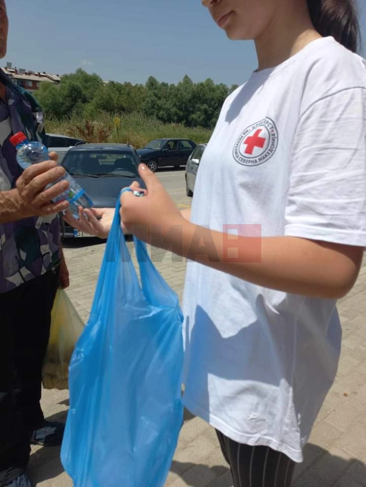 Волонтерите на Црвен крст Делчево реализираа акција за справуваа со топлотниот бран
