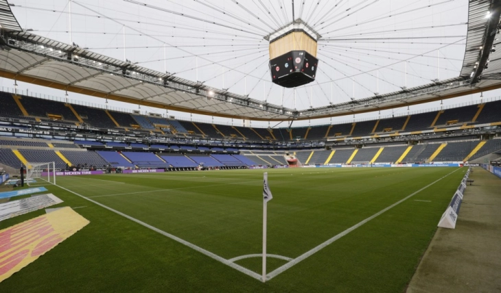 Нагелсман со критики за теренот на стадионот во Франкфурт: Тешките играчи се чувствуваат како да возат на летни гуми во зима