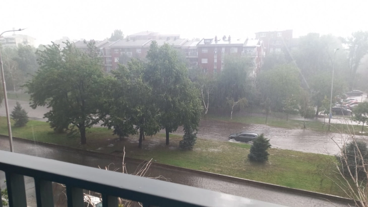 Невреме со силен дожд и грмотевици во Скопје