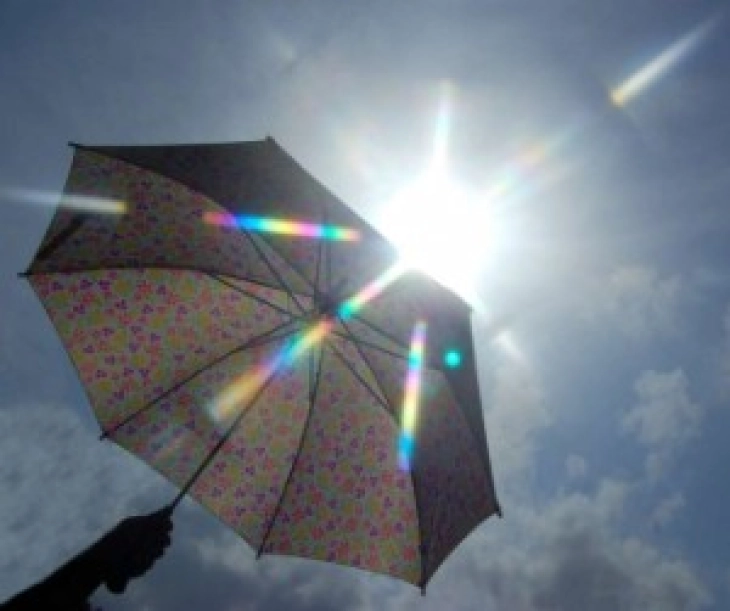 Сончево и многу топло, попладне во делови од котлината можна е појава на пороен дожд, грмежи и засилен ветер