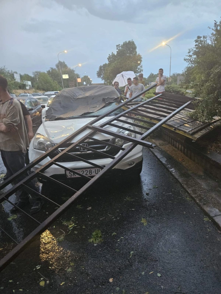 Bilbordi reklamues nga ura hekurudhore në Autokomandë ra mbi dy automjete në lëvizje, në QMK arritën 70 paraqitje nga moti i lig në Shkup