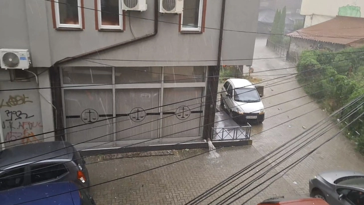 QMK: Pas motit të ligë në Tetovë një numër i madh i denoncimeve për shtëpi të vërshuara, bodrume, nënkalime dhe rrugë, ndërprerje edhe në furnizimin me rrymë