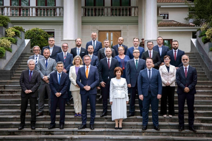 Presidentja Siljanovska-Davkova i priti kryeministrin Hristian Mickoski dhe anëtarët  Qeverisë së sapozgjedhur