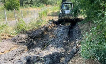 Се чистат одводните канали во Македонска Каменица
