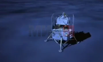 Një sondë kineze është kthyer në Tokë me mostrat e para të mbledhura në anën e errët të Hënës