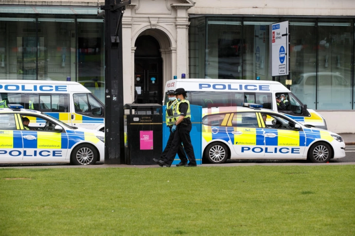 Policia britanike arrestoi katër persona për shkak se hynë me dhunë në pronën e kryeministrit