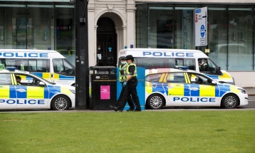 Policia britanike arrestoi katër persona për shkak se hynë me dhunë në pronën e kryeministrit