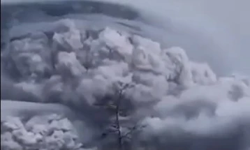 Një vullkan në Kamçatka të Rusisë hodhi hi në lartësi prej pesë kilometrave