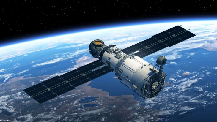 Се распадна руски сателит за набљудување на Земјата - американските астронаути се засолниле во МВС