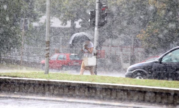 ЦУК: Интензивен пороен дожд и грмежи во Тетово и Скопје