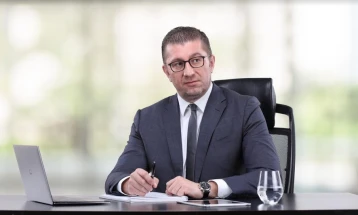 Mickoski: Urime Fitër Bajramin besimtarëve myslimanë me dëshirë për fat, bereqet dhe ndryshime në Maqedoni