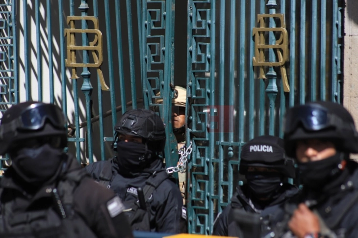 Боливискиот генерал обвинет за неуспешен државен удар префрлен во затвор со максимално обезбедување