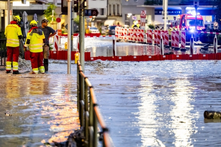 Најмалку седум лица загинаа во силните бури во Швајцарија и Франција