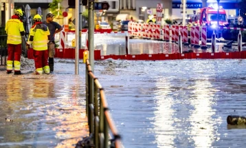 Најмалку седум лица загинаа во силните бури во Швајцарија и Франција
