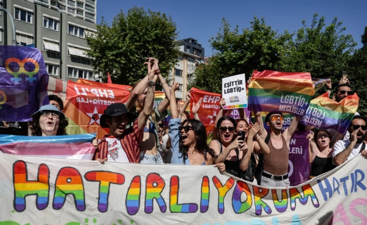 Гувернерот на Истанбул ја забрани Парадата на гордоста, го затвори центарот на градот