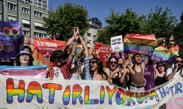 Гувернерот на Истанбул ја забрани Парадата на гордоста, го затвори центарот на градот