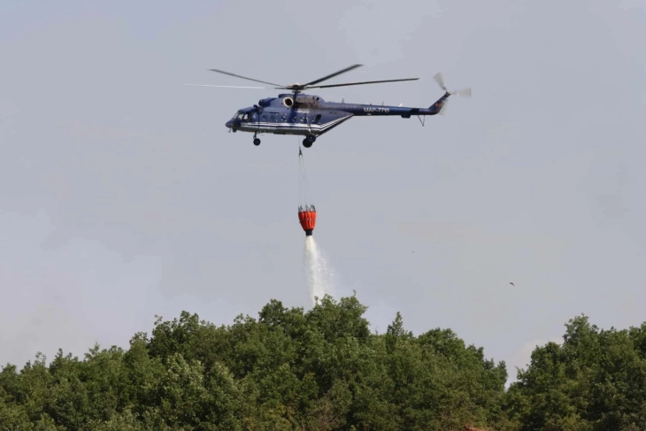 Два хеликоптера на МВР го гаснат пожарот кај село Сушево, опасноста по селото отстранета