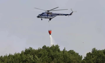 Два хеликоптера на МВР го гаснат пожарот кај село Сушево, опасноста по селото отстранета
