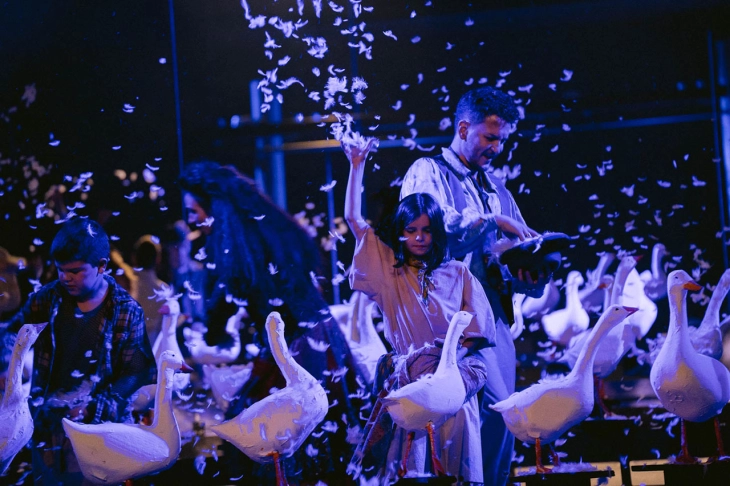 Претставата „Собирачи на пердуви“ на Дејан Пројковски триумфираше на фестивал во Србија