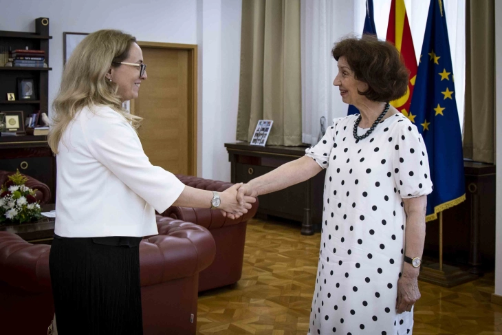Presidentja Siljanovska Davkova e priti ambasadoren rumune Adela Monika Aksinte