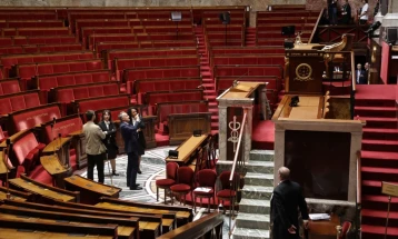 Стотина кандидати се откажуваат од вториот круг на француските избори за да се спротивстават на крајната десница