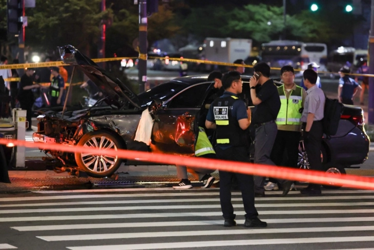 Një automobil goditi këmbësorë në Seul, nëntë të vdekur