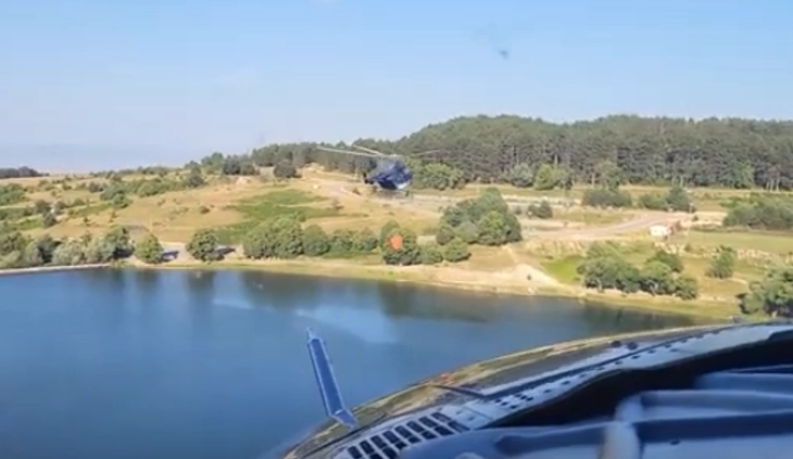 Со два хеликоптера на МВР изгаснат пожарот во крушевско (Видео)