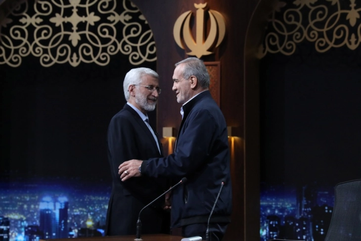 Двајцата кандидати за претседател на Иран меѓусебно се обвинуваат за безидејност и недостиг на искуство