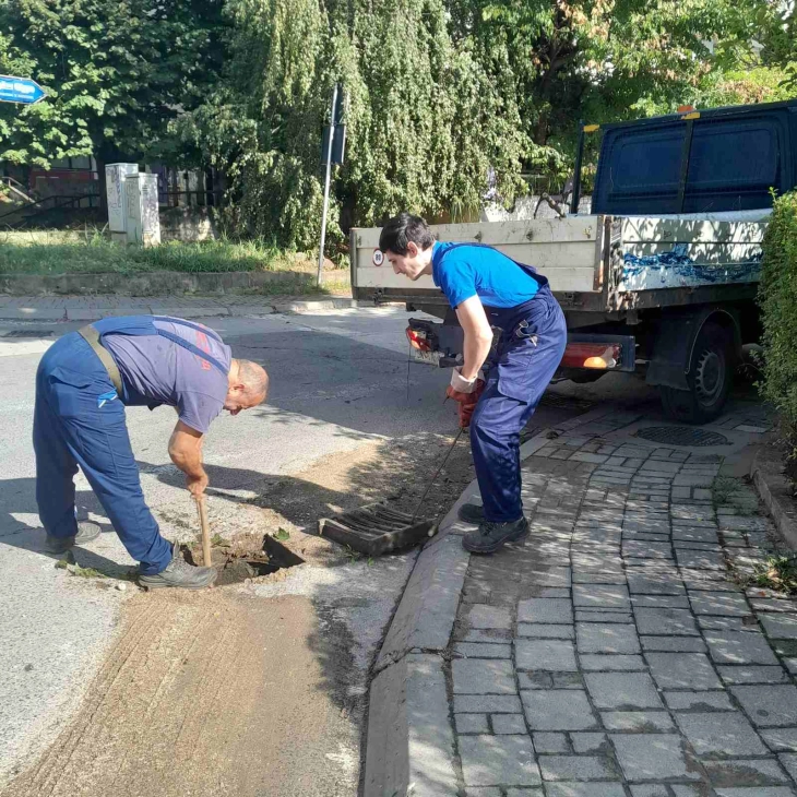 Дополнителни акции за чистење на шахтите и сливниците во Скопје поради најавата за дожд и невреме