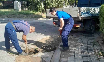Дополнителни акции за чистење на шахтите и сливниците во Скопје поради најавата за дожд и невреме