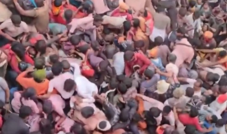 Во стампедо на верскиот фестивал во Индија загинаа 121 лице