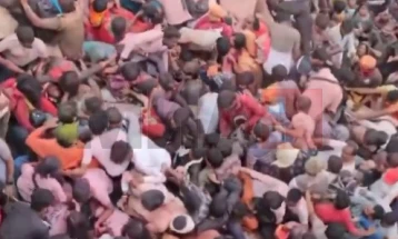 Në stampedo në një festival fetar në Indi humbën jetën 121 persona