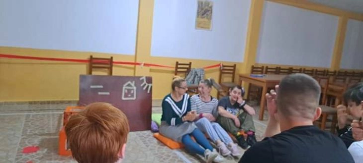 Претставата „На гости кај Кате и Фреда“ ги воодушеви најмладите во Пустец