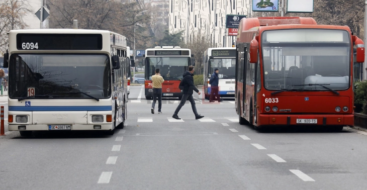 Transportuesit privatë në transportin publik të qytetit në Shkup deri të premten do të qarkullojnë vetëm deri në orën 10 të mëngjesit
