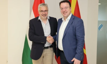 Takim i zëvendëskryetarit të Qeverisë dhe ministër i Transportit NIkolloski me ambasadorin hungarez Klajn