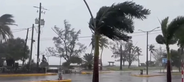 Ураганот Берил ја погоди Јамајка и ослабен се упати кон Мексико