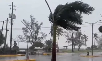 Ураганот Берил ја погоди Јамајка и ослабен се упати кон Мексико