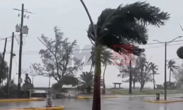 Uragani Beril goditi Xhamajkën dhe i dobësuar u drejtua për në Meksikë